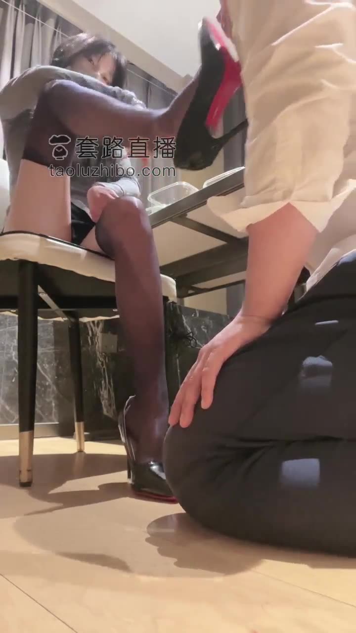 餐桌下的白领 被无情的戏弄