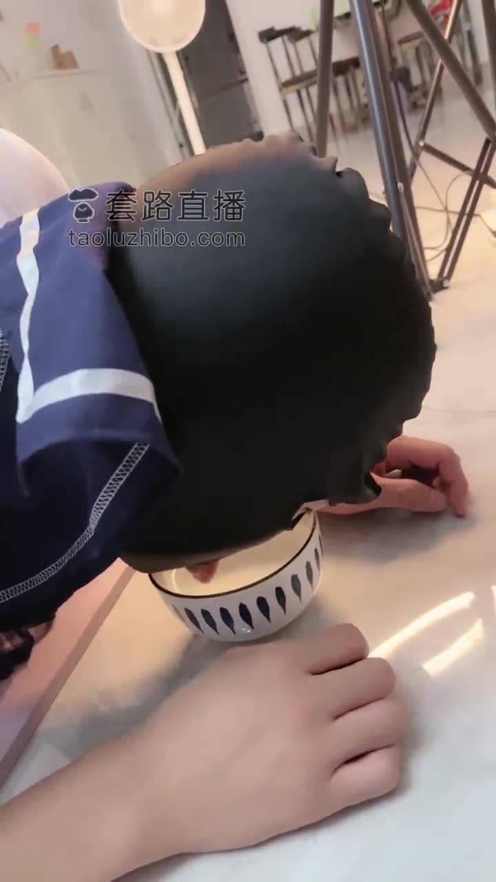 惩罚不听话的脚奴
