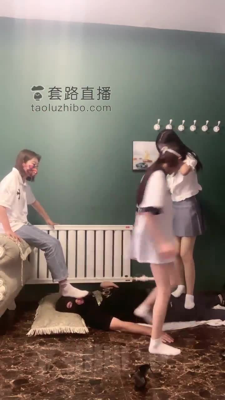 五个小妹妹 组团来踩踏