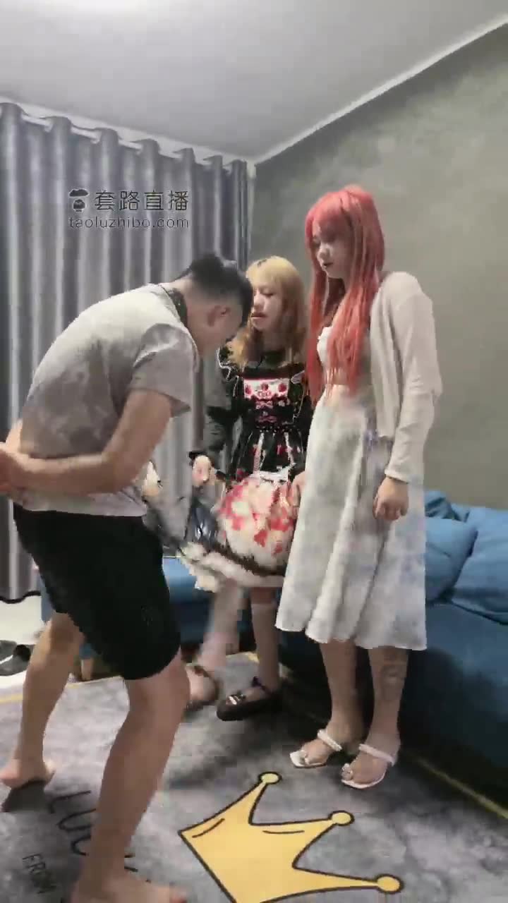 情侣主叫上闺蜜 三个一起调教