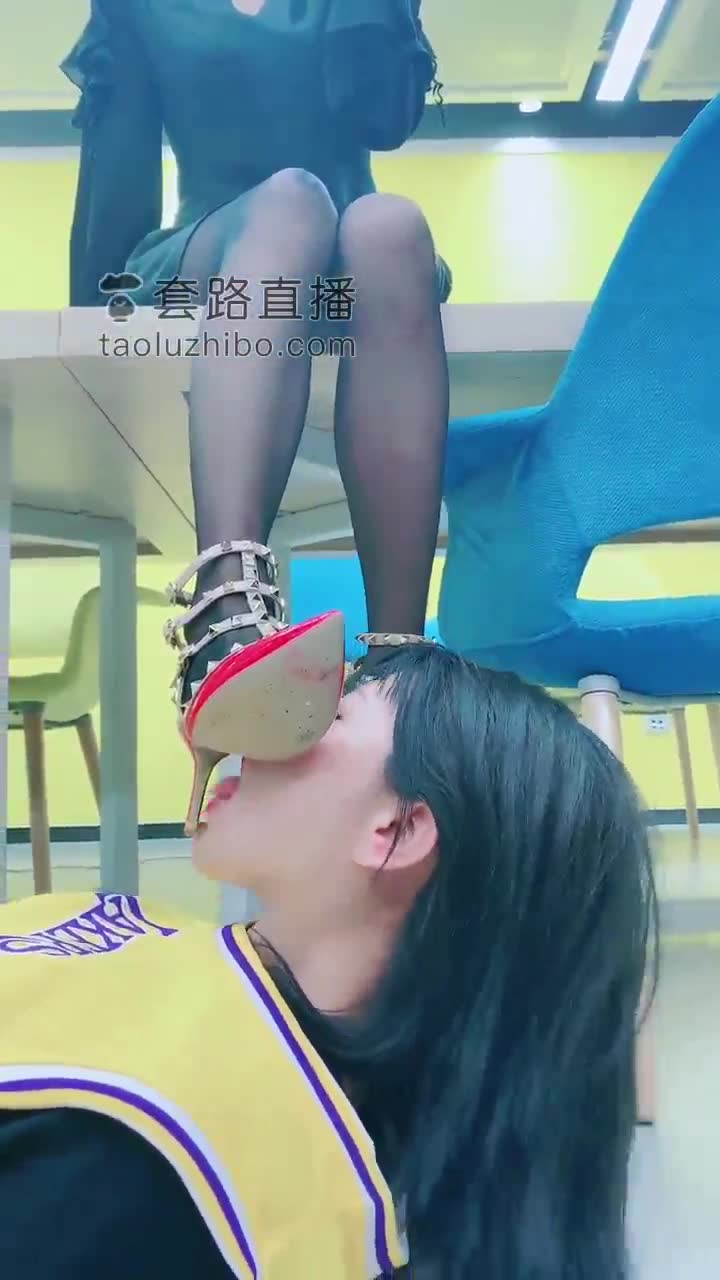 在女奴小七的办公室里调教