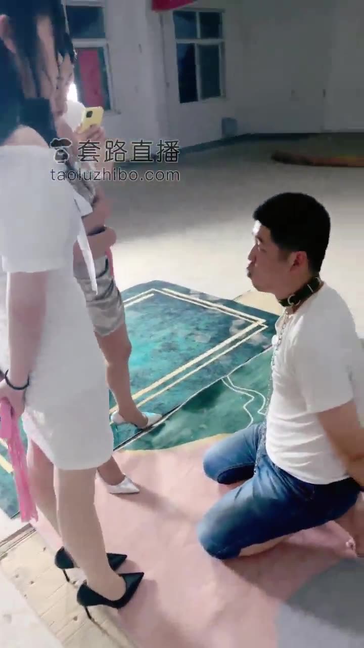 废旧办公室里骑马