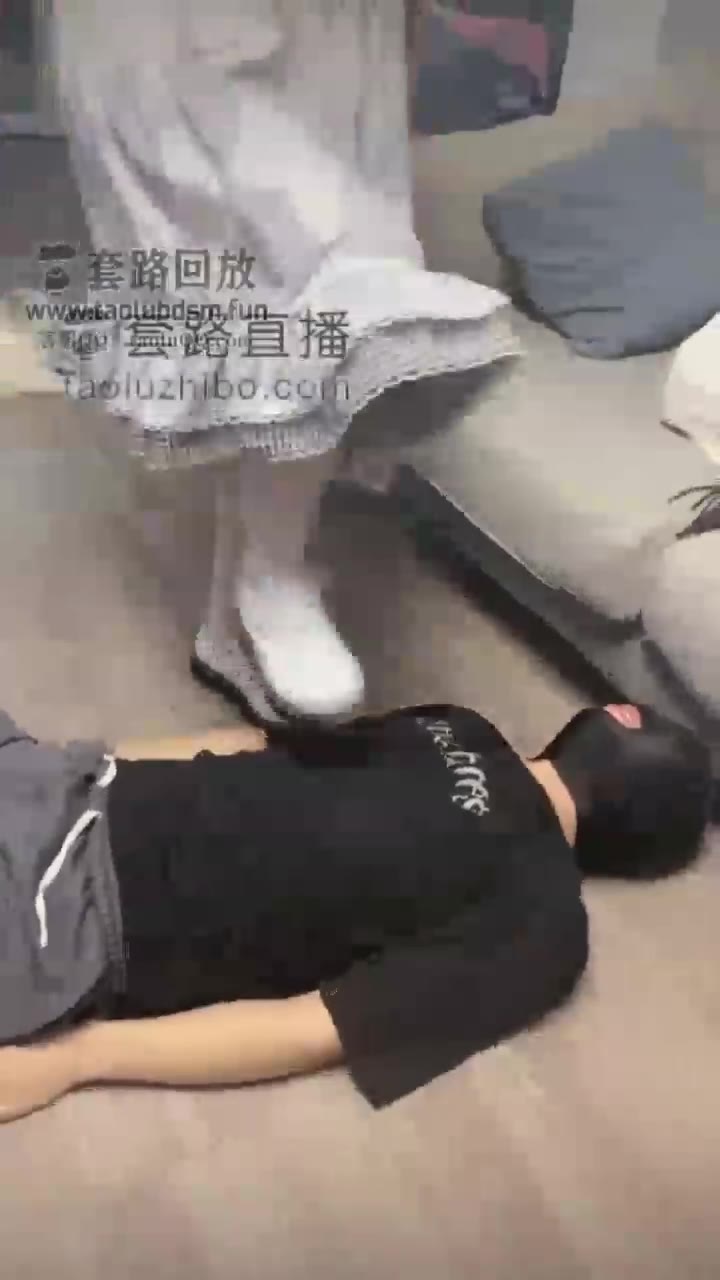 清理鞋底 全体中踩踏