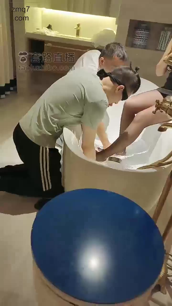调教 这两个贱货的舌头真长