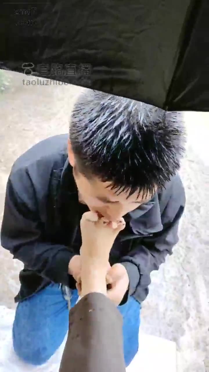户外调教 雨中遛狗