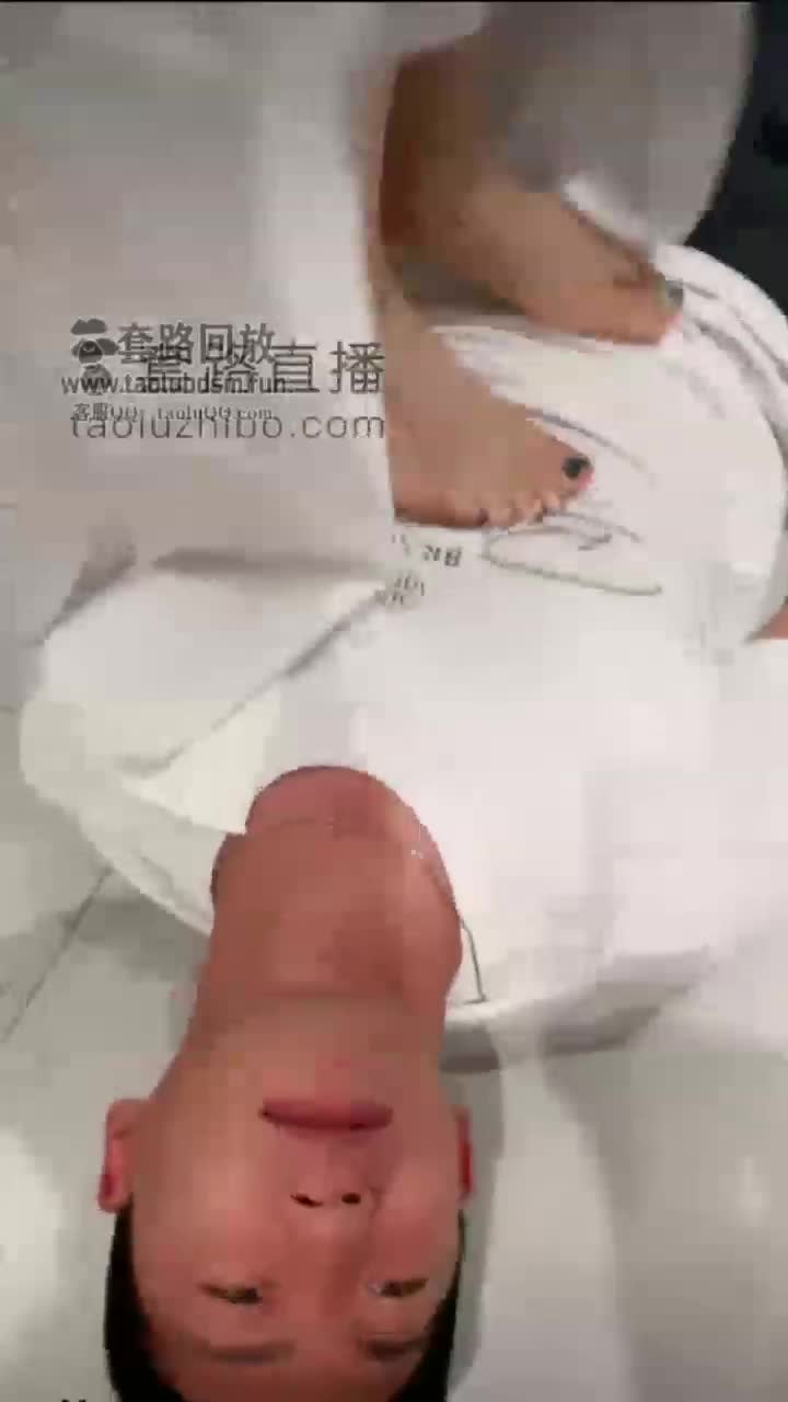 家奴伺候起床