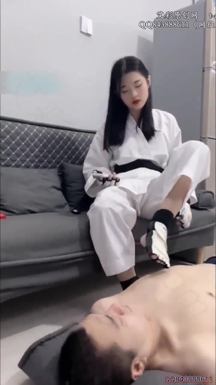 混血美女高中生 道服强制舔脚 脚耳光干废贱M