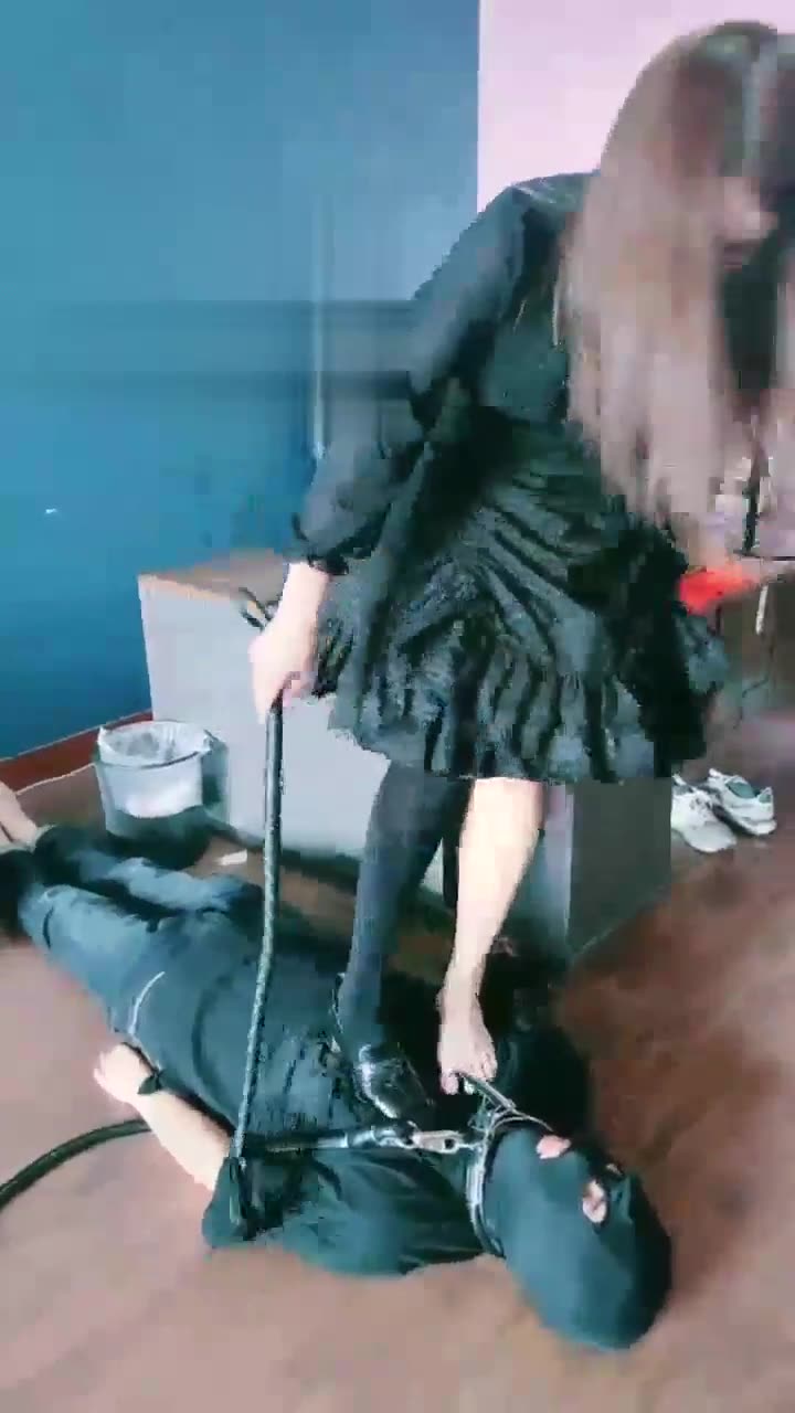 办公室狂虐废物员工