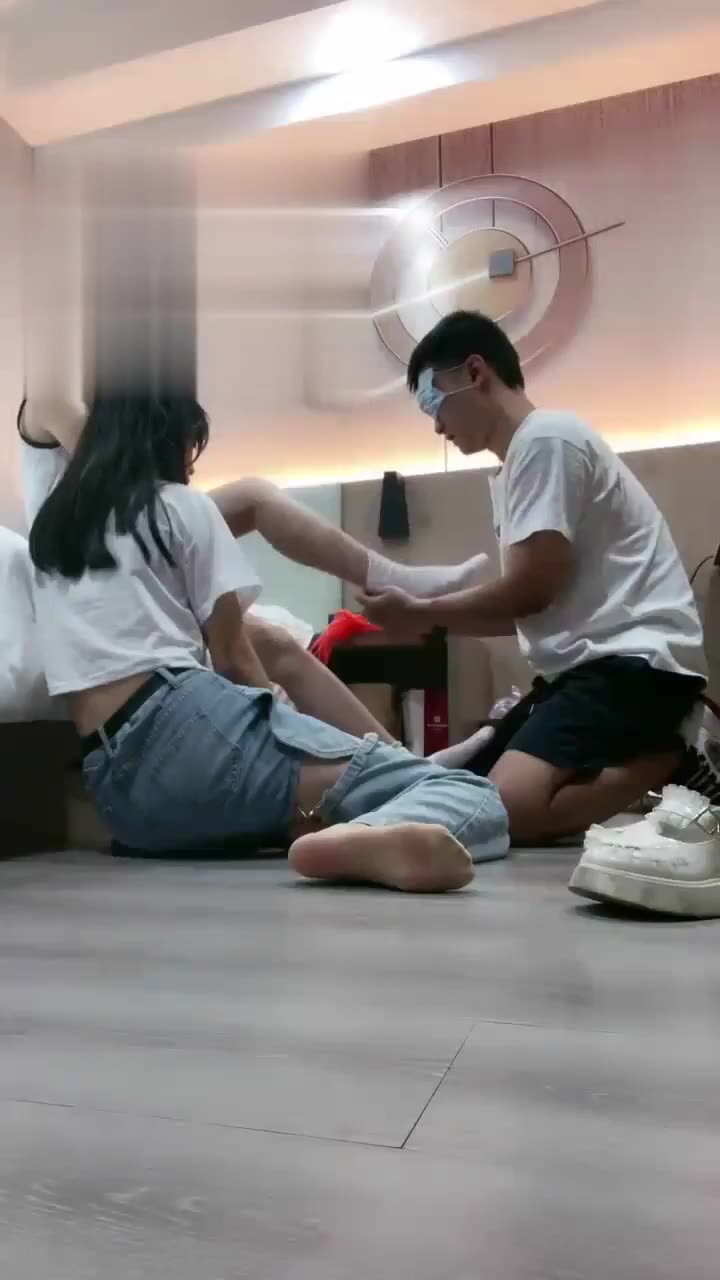 和女奴一起调教狗