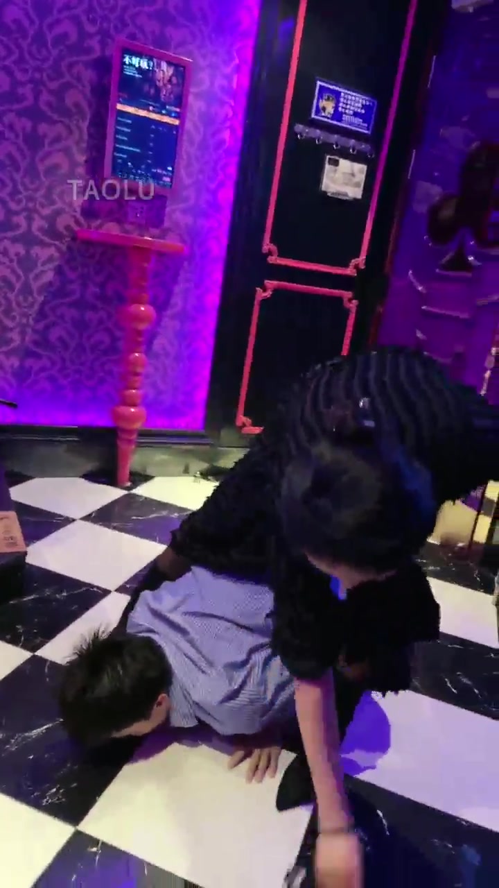 骗他来KTV挨虐