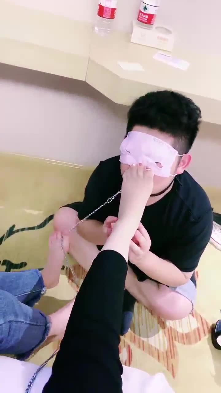 双女王调教一个脚奴