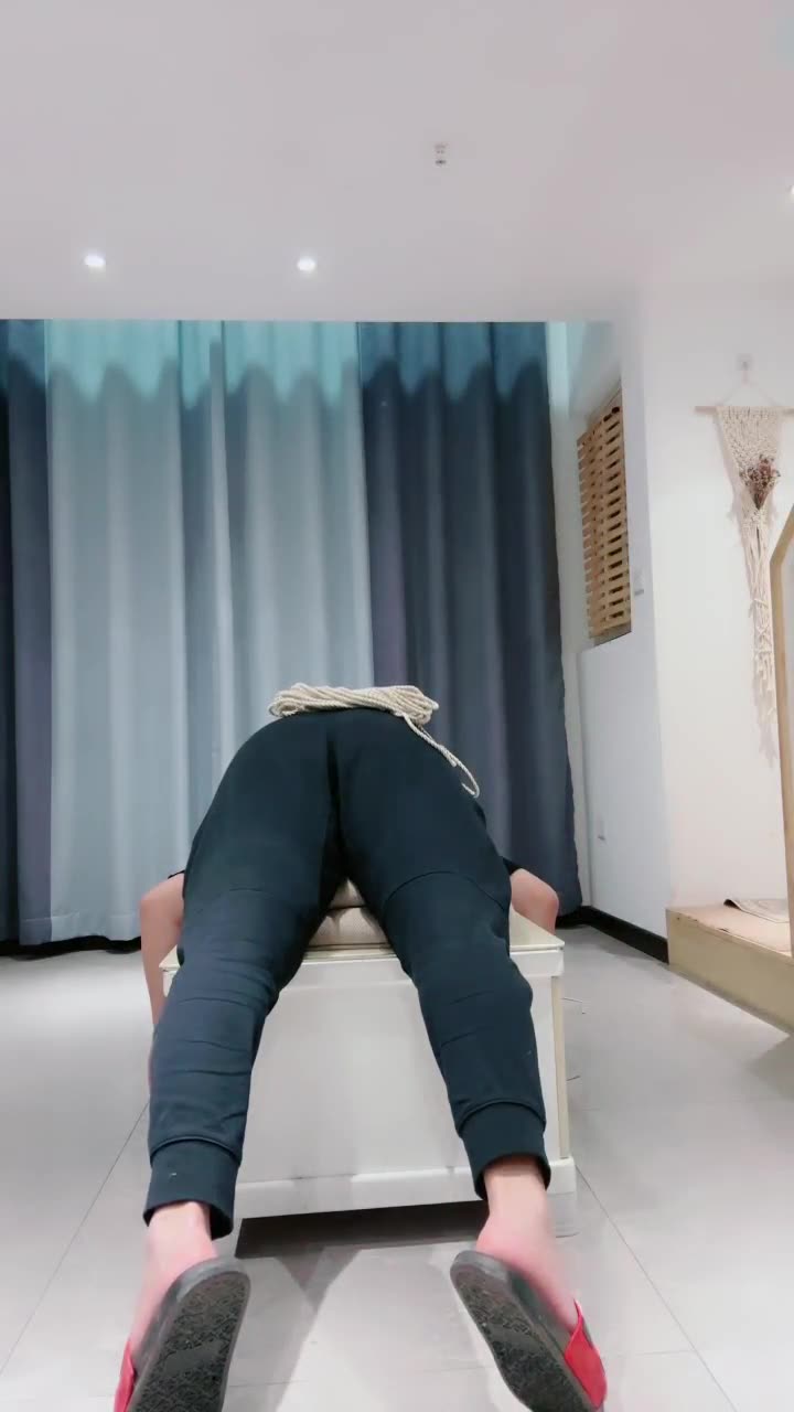 让姐夫尝尝甘蔗的味道