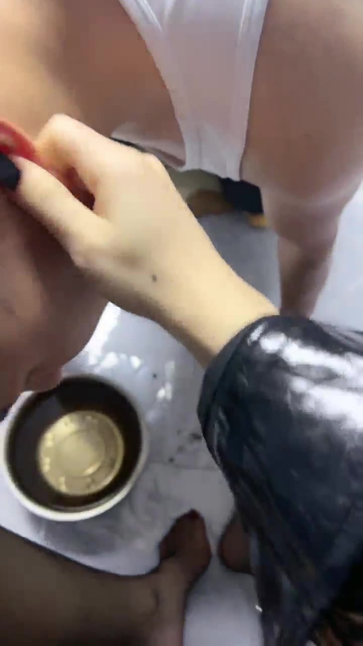 调教 捧着女王的丝袜脚 喝水吃饭