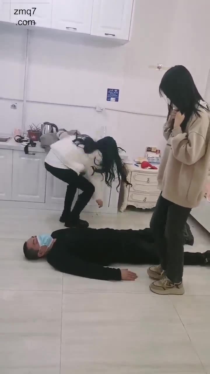 骑马 骑脖子 踩头