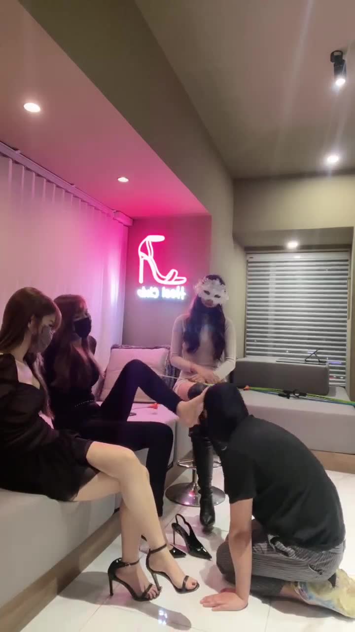 三个女主人一起调教