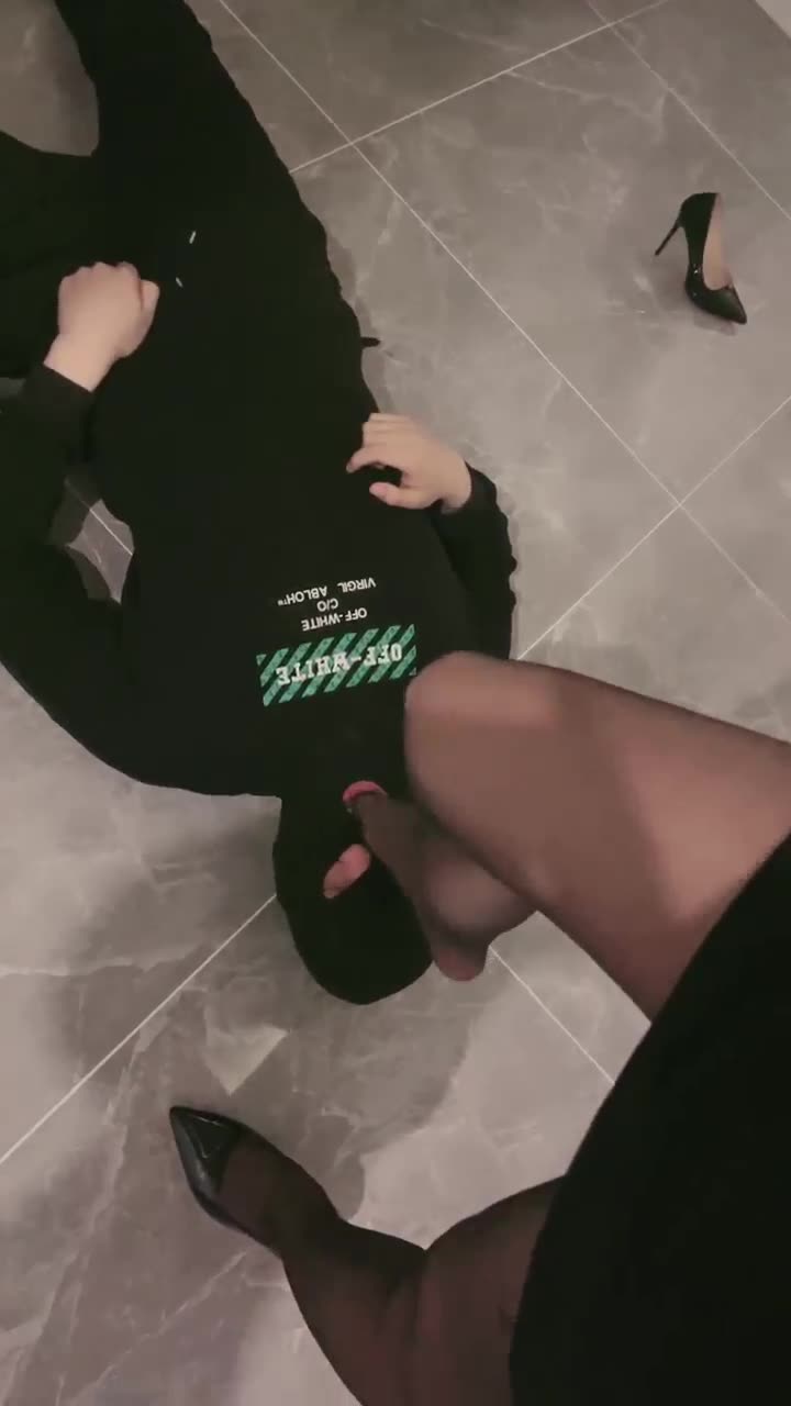 调教脚奴 展现女神的温柔性感
