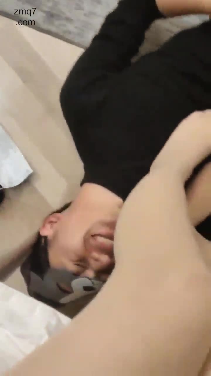 一边调教 一边被打 皮得很