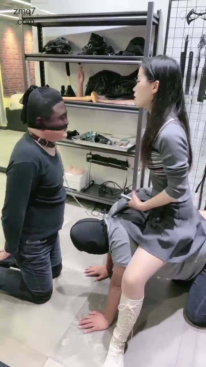 玩两个奴 鞭打 踩踏 舔脚