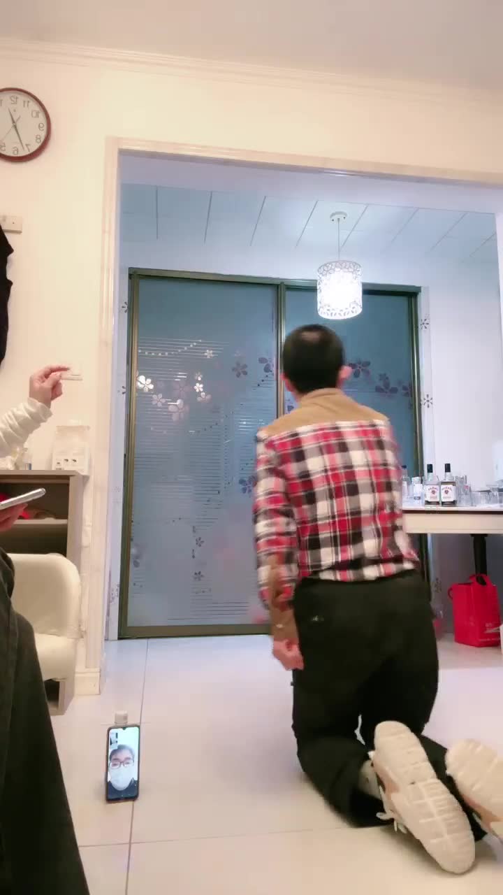 当着老头儿的儿子的面羞辱他爹
