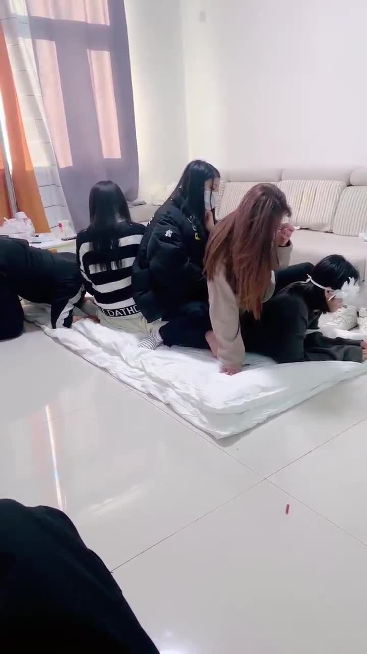 三女神调教小母猫