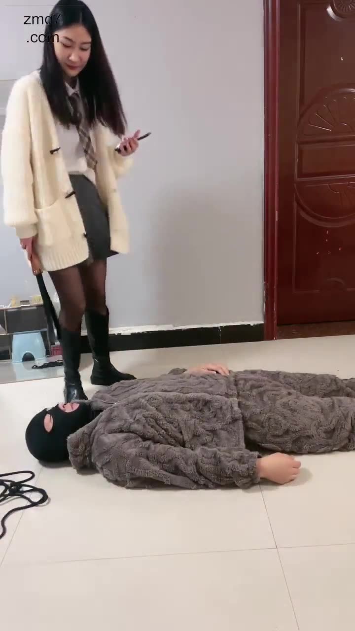 暴打脚下狗