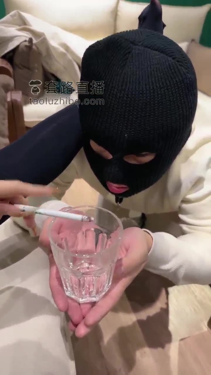 打完球休息一会儿 脚奴来伺候