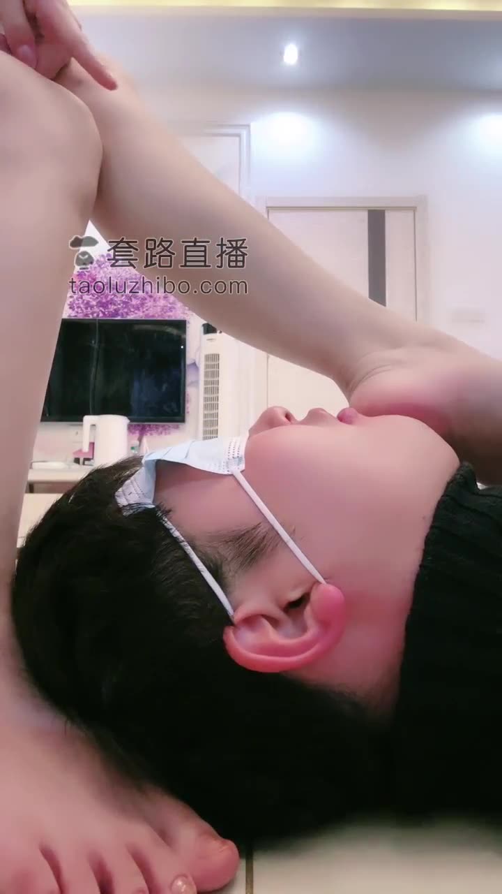 女主人试用新来的脚奴