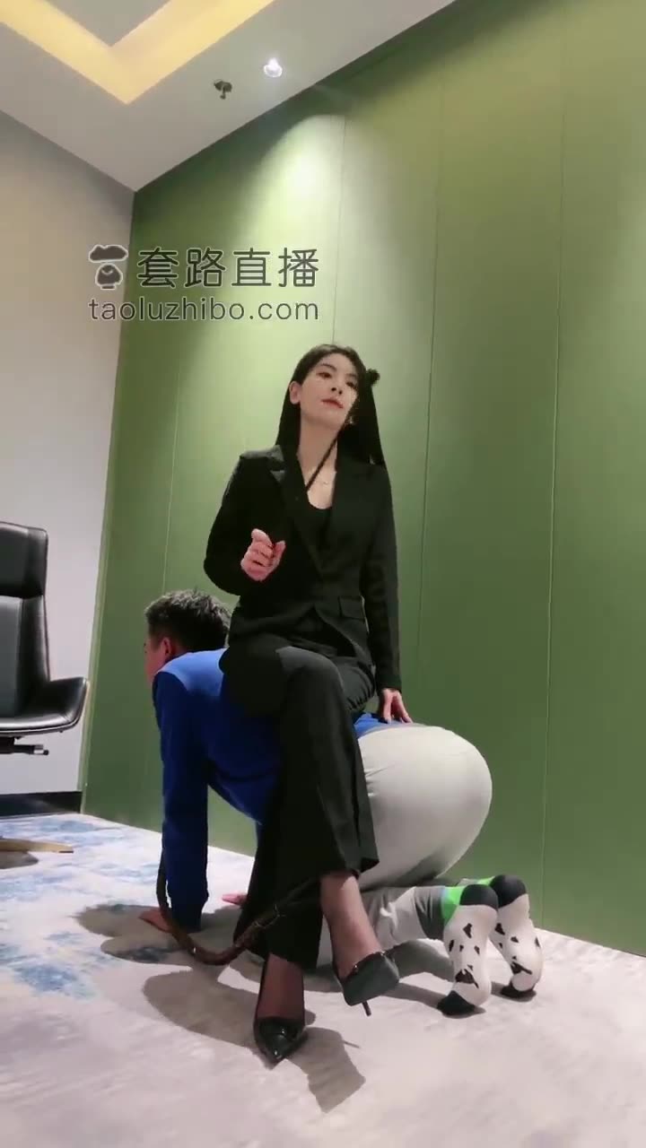 办公桌牢笼 喂圣水