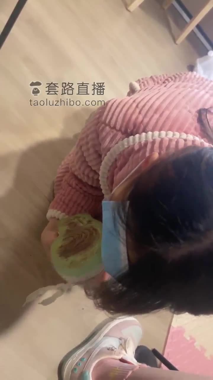 素人女奴学习清理主人的脏鞋底