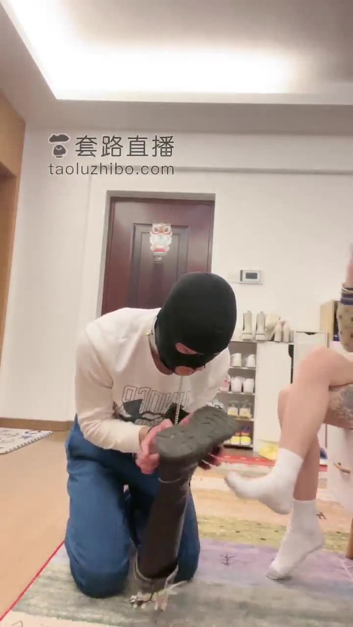 惩罚偷袜子的家奴