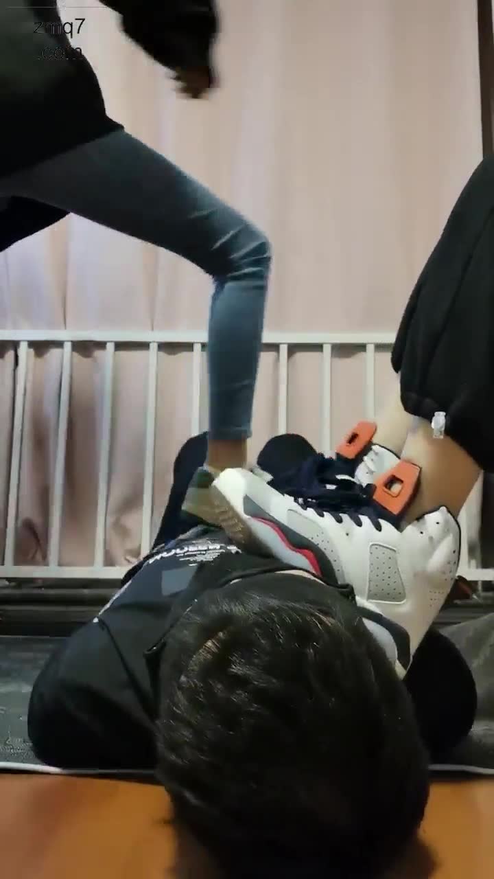 被两个小姐姐剥夺尊严