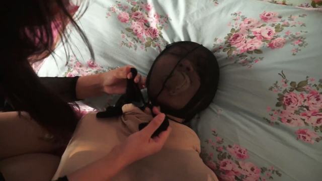 透视装女S玩女奴隶，丝袜勒颈虐她窒息