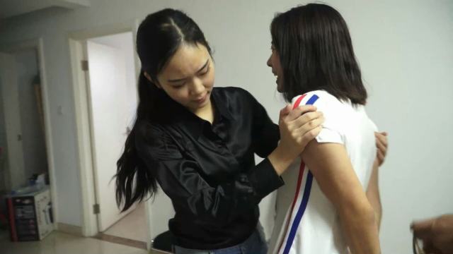 女M铁链捆绑，被美女S重度刑虐