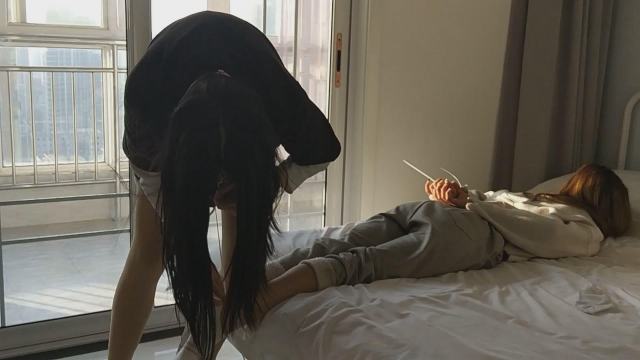 美女被扎带捆着，被女S缠头堵嘴窒息虐鲍鱼
