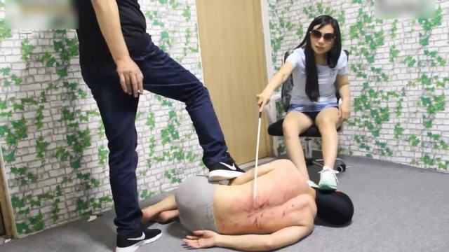 叮叮夫妻主-狠毒鞭打吃烟灰重度踩踏