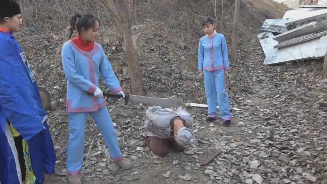 女县官惩罚犯人刑罚，被两美女衙役虐杀了