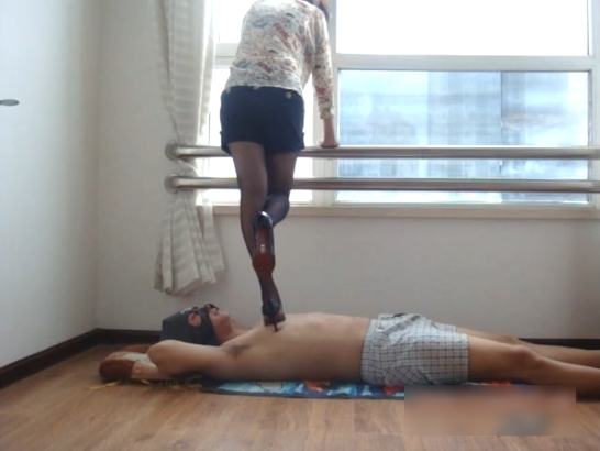 女主黑丝脚插嘴坐脸窒息