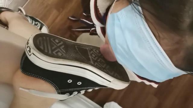 晓玲-母狗舌头清理主人鞋底