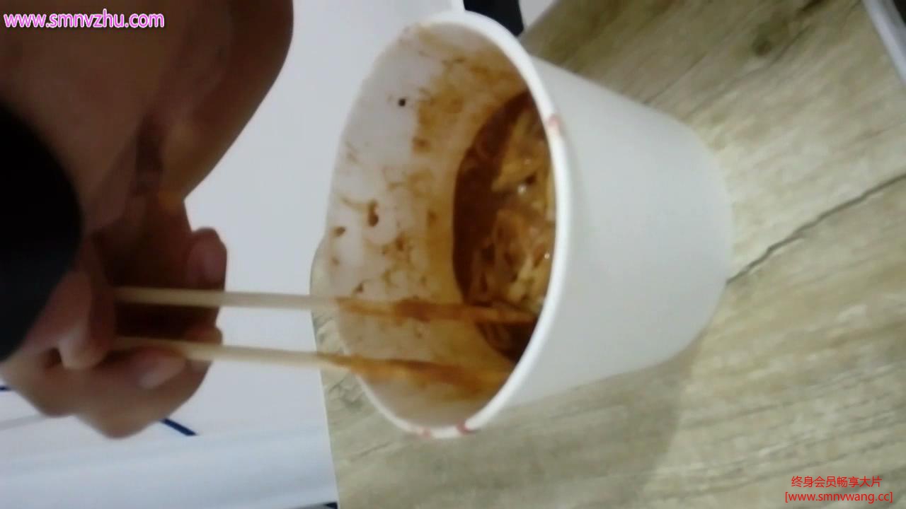 女主赏赐圣水与黄金月经泡面给厕奴吃