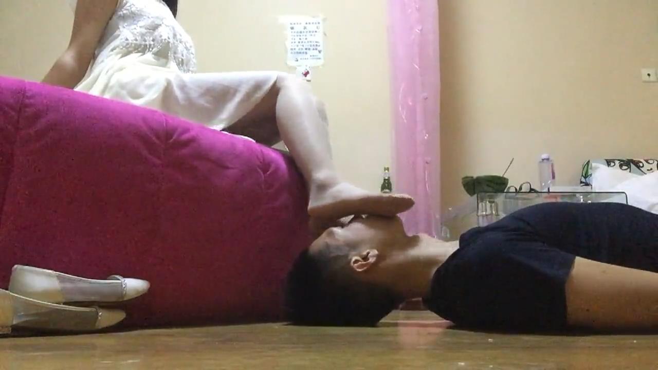 漂亮女主浓烈丝袜脚强制闻臭蹉下身