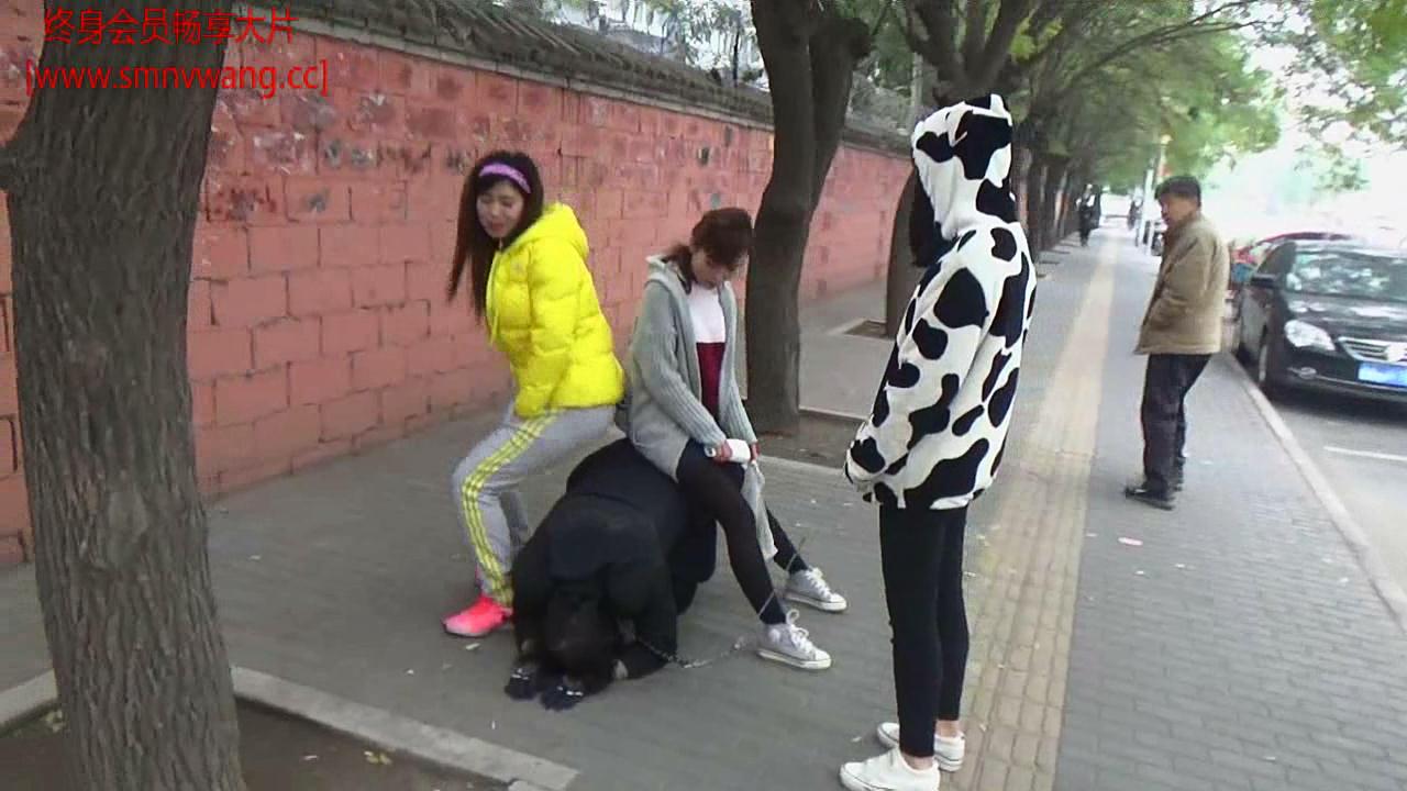 北京莉莉娅与女主们清晨户外调教狗m 骑马踩踏吃口水 旁边很多围观