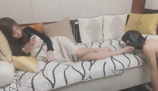 虎牙奶奶休闲时光享受脚奴服务，好香啊！