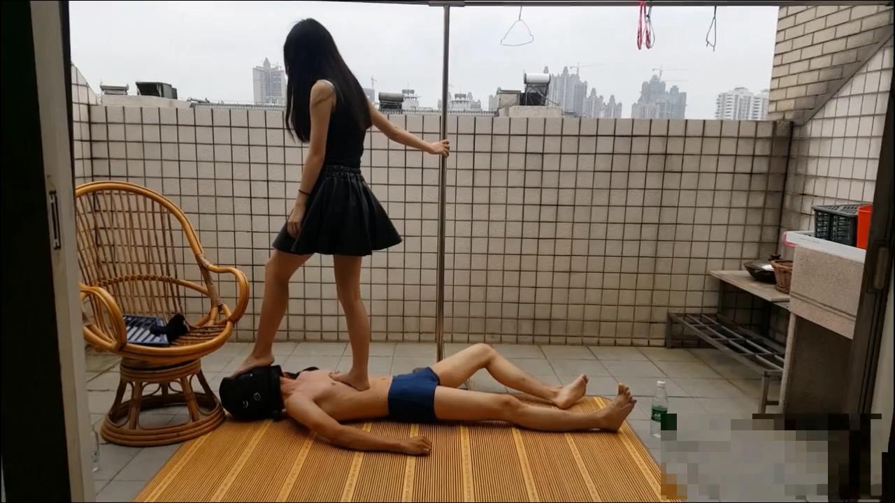 00后玉娘女王-超近视角裸足踩踏贱狗