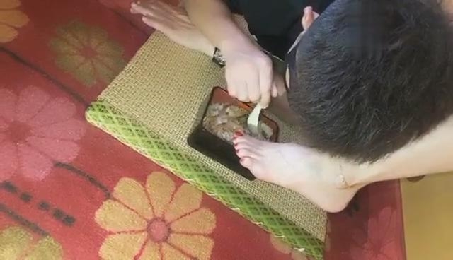 歌迪丝双S调M到脚下去吃食