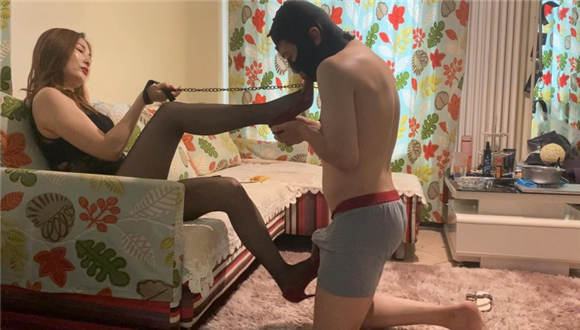 冷云，狠抽耳光鞋跟扎乳头，贱狗爬到我胯下给我嗅