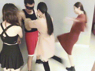 4女围住猥琐男狂踢视频