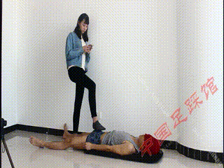 后天使运弄女S踩踏男m