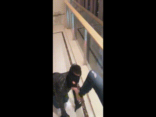 女主逛商场累了，狗奴为主人脚部放松