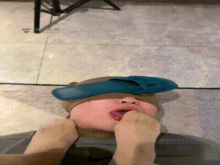 【女王肉丝插嘴】 抬起脚趾头,在周围的敏感带轻触,模仿羽毛划过的感觉